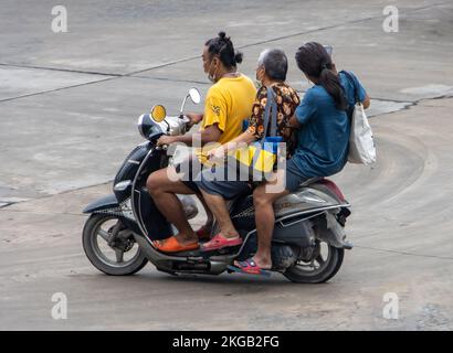 SAMUT PRAKAN, THAÏLANDE, SEP 26 2022, le trio se déplace en moto dans la rue. Banque D'Images