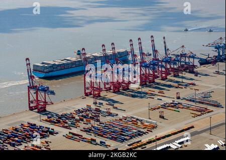 Vue aérienne du conteneur Tertminal Bremerhaven avec navire à conteneurs, quai, Stromkaje, ligne Maersk, Eurogate, Bremerhaven, Brême, Allemagne, Europe Banque D'Images