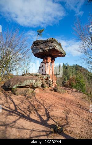 Table du diable, rocher en forme de champignon, Hinterweidenthal, Forêt du Palatinat, Rhénanie-Palatinat, Allemagne, Europe, roche en forme de champignon, Table du diable, Banque D'Images