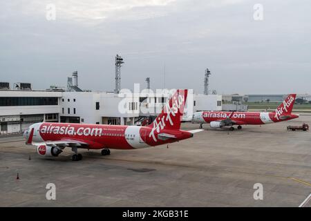 Bangkok, Thaïlande. 23rd novembre 2022. Thai AirAsia (FD) les avions de passagers commerciaux Airbus A320-200 sont stationnés au terminal des départs internationaux de l'aéroport international Don Mueang (DMK) de Bangkok. Les voyages internationaux reprennent en Thaïlande, les arrivées de touristes étrangers se rapprochant rapidement des niveaux prépandémique, contribuant de manière significative à la reprise économique dépendante du tourisme. Crédit : SOPA Images Limited/Alamy Live News Banque D'Images