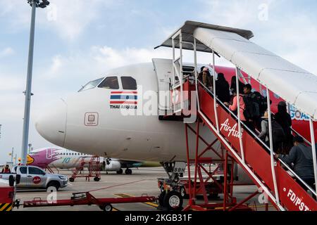 Bangkok, Thaïlande. 23rd novembre 2022. Les passagers montent à bord d'un Airbus A320-200 Thai AirAsia (FD) à l'aéroport international Don Mueang (DMK) de Bangkok. Les voyages internationaux reprennent en Thaïlande, les arrivées de touristes étrangers se rapprochant rapidement des niveaux prépandémique, contribuant de manière significative à la reprise économique dépendante du tourisme. Crédit : SOPA Images Limited/Alamy Live News Banque D'Images