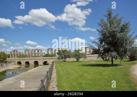 Pont historique de l'UNESCO Puente Romano de la Puerta et UNESCO Acueducto de los Milagros au-dessus du Rio Albarregas à Mérida, Estrémadure, Espagne, Europe Banque D'Images