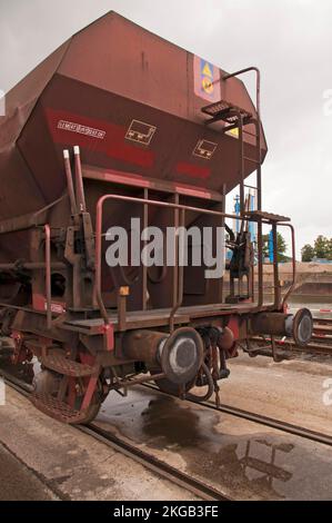Chariot à déchargement automatique de type FCS, chariot à déchargement automatique ouvert avec deux ouvertures de déchargement de chaque côté et glissières, terminal de transbordement Westkai, Cologne-N. Banque D'Images