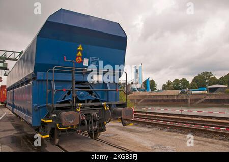 Wagon à déchargement automatique Falns, wagon à déchargement automatique à quatre roues, terminal de transbordement Westkai, Cologne-Niehl, Rhénanie-du-Nord-Westphalie, Germa Banque D'Images