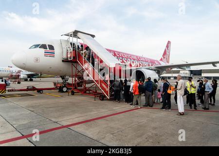 Bangkok, Thaïlande. 23rd novembre 2022. Les passagers montent à bord d'un Airbus A320-200 Thai AirAsia (FD) à l'aéroport international Don Mueang (DMK) de Bangkok. Les voyages internationaux reprennent en Thaïlande, les arrivées de touristes étrangers se rapprochant rapidement des niveaux prépandémique, contribuant de manière significative à la reprise économique dépendante du tourisme. (Photo par Matt Hunt/SOPA Images/Sipa USA) crédit: SIPA USA/Alay Live News Banque D'Images