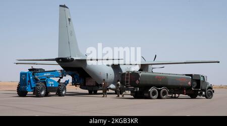 BASE AÉRIENNE 201, Niger - des membres de l'armée de l'air italienne actuellement stationnés à la base aérienne 101 à Niamey, Niger, délogent des cargaisons, à la base aérienne 201, 8 octobre 2022. Avec les États-Unis, la France et l'Allemagne, l'Italie est un invité du gouvernement du Niger, chacun ayant ses propres objectifs stratégiques. La présence italienne à l'AB 101 offre aux forces nigéennes et italiennes l'occasion de s'entraîner et de travailler côte à côte. (É.-U. Photo de la Force aérienne par le sergent d'état-major Alexandra M. Longfellow) Banque D'Images