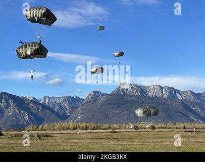 ÉTATS-UNIS Les parachutistes de l'armée affectés au 54th Brigade Engineer Battalion effectuent une opération aérienne au-dessus de la zone de Frida Drop, en Italie, le 18 novembre 2022. La Brigade aéroportée de 173rd est la U.S. La Force de réaction en cas d'urgence de l'armée en Europe, fournissant des forces rapidement déployables aux États-Unis les domaines de responsabilité de l'Europe, de l'Afrique et du Commandement central. Déployée en Italie et en Allemagne, la brigade s'entraîne régulièrement aux côtés des alliés et partenaires de l'OTAN pour établir des partenariats et renforcer l'alliance. (É.-U. Photo de l'armée par le capitaine Rob Haake) Banque D'Images