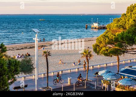 Personnes sur la plage et la promenade à Arcachon, Baie d'Arcachon, Aquitaine, Nouvelle-Aquitaine, France, Europe Banque D'Images