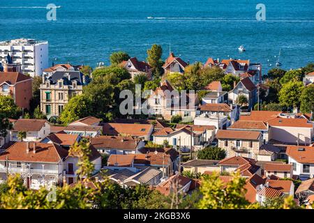 Vue sur les maisons résidentielles et la baie d'Arcachon, Arcachon, Aquitaine, Nouvelle-Aquitaine, France, Europe Banque D'Images