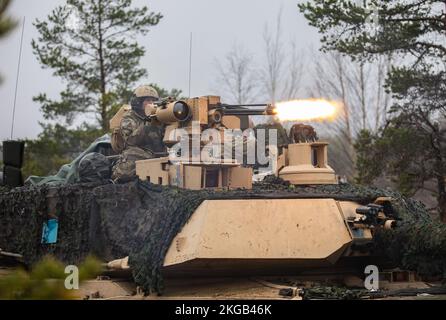 ÉTATS-UNIS Sergent d'armée 1st de classe Corey Troxell, sergent de peloton de char et maître-nageur de compagnie à la Compagnie Dakota, 6th escadron, 9th Cavalry Regiment, 3rd Armored Brigade combat Team, 1st Cavalry Division (3-1 ABCT), affecté opérationnellement à la 1st Infantry Division (1 ID), Tire des balles blanches à travers une mitrailleuse de calibre .50 montée sur un char M1A2 Abrams lors d’un exercice de combat simulé au marteau 22, un exercice annuel de forces combinées mené par et aux côtés du quartier général de l’armée finlandaise, de la Brigade blindée, de la Brigade Pori, de la Brigade de Karelia, du Régiment Jaeger de l’UTI et du département de logistique de la de Banque D'Images