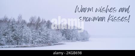 Voeux chaleureux et bonhomme de neige inspiration plaisanterie citation phrase vacances d'hiver paysage forêt vue spectaculaire des spruces enneigés par temps froid. Carte de vœux du nouvel an et du joyeux noël. Taille de l'affiche de la bannière Banque D'Images