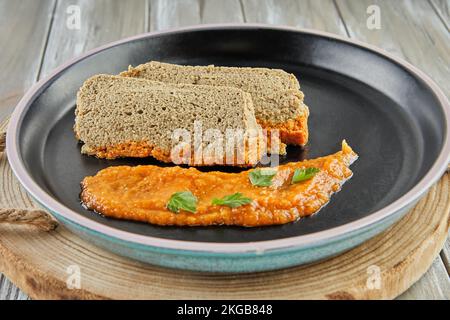 Terrine d'aubergine avec sauce tomate et persil. Banque D'Images