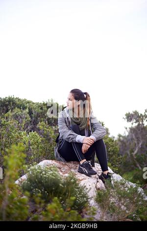 C'est parfait. une jeune femme attirante qui fait une pause tout en faisant de la randonnée. Banque D'Images