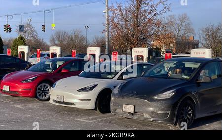 Colonie, États-Unis. 22nd novembre 2022. Les véhicules Tesla sont vus à une station de charge de Colonie. Telsa a annoncé deux rappels en raison de problèmes de sac gonflable et de feu arrière touchant un total combiné de près de 352 000 véhicules X, 3 et Y. Crédit : SOPA Images Limited/Alamy Live News Banque D'Images