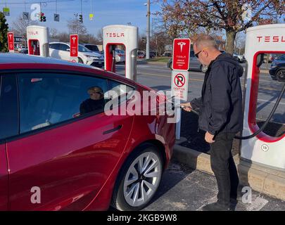 Colonie, États-Unis. 22nd novembre 2022. Un homme charge un Tesla modèle 3 à une station de charge de Colonie. Telsa a annoncé deux rappels en raison de problèmes de sac gonflable et de feu arrière touchant un total combiné de près de 352 000 véhicules X, 3 et Y. (Photo de Paul Hennessy/SOPA Images/Sipa USA) crédit: SIPA USA/Alay Live News Banque D'Images