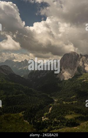 La vue verticale de la vallée dans les alpes italiennes par une journée nuageux Banque D'Images