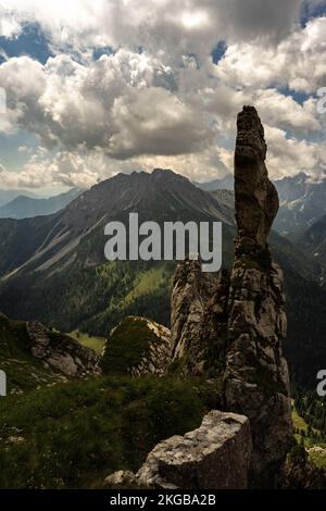 La vue verticale du paysage de montagne dans les alpes italiennes par une journée nuageux Banque D'Images