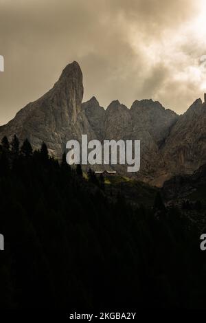 La vue verticale du paysage de montagne dans les alpes italiennes par une journée nuageux Banque D'Images