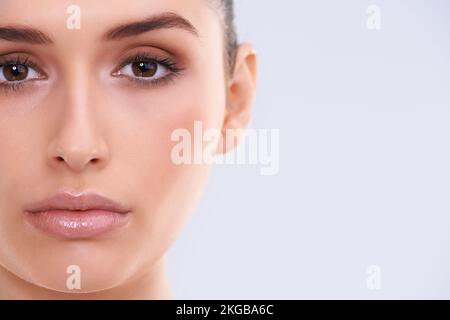 Elle prend le soin de la peau au sérieux. Gros plan portrait en studio d'une belle jeune femme avec une peau impeccable. Banque D'Images