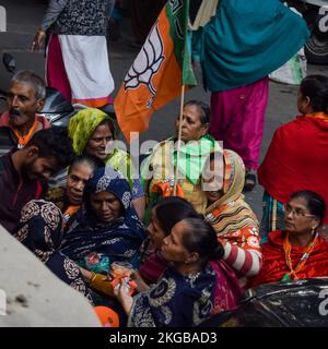 New Delhi, Inde, 20 novembre 2022 - Bharatiya Janata Party (BJP) partisans lors d'un rassemblement en faveur du candidat du BJP Pankaj Luthara pour déposer nominat Banque D'Images