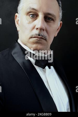 Un portrait vertical d'un homme caucasien adulte dans un tuxedo, un boss mafieux italien Banque D'Images