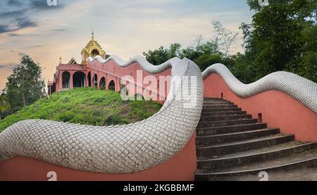 Escaliers du magnifique temple Wat Doi Prachan Mae Tha au coucher du soleil. Le temple Saint sur la montagne Doi Phra Chan à Mae Tha. La région la plus populaire de Thaïlande Banque D'Images