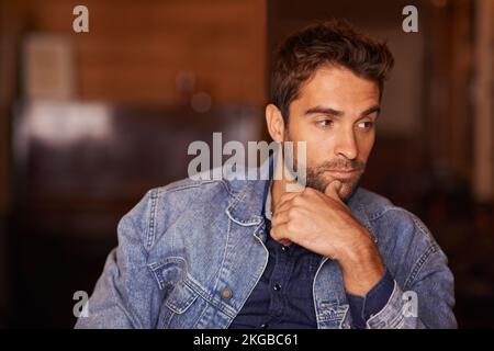 Laissez-moi penser à ça... un beau jeune homme portant des vêtements en denim. Banque D'Images