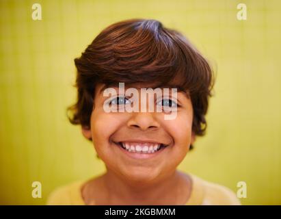 L'enfance est un moment pour s'amuser. un joli petit garçon à la maison. Banque D'Images