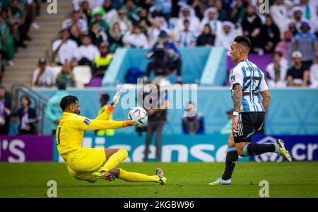 Doha, Qatar. 22nd novembre 2022. Lautaro Martinez (Arg), Torwart Mohammed Al-Owais (Arabie saoudite) Argentine - Arabie Saoudite coupe du monde 2022 au Qatar 22.11.2022 Cr Banque D'Images