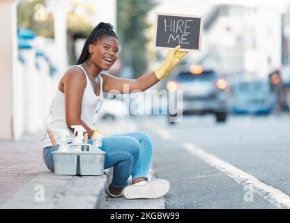 Femme, rue et affiche pour la recherche d'un emploi ou l'embauche pour le service de nettoyage, le travail ou l'occasion dans la ville. Femme noire, femme de ménage ou freelance domestique Banque D'Images