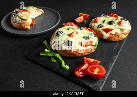 Photographie alimentaire. Pizza, sud de l'inde, avec poivrons et tomates. Couverts de délicieux ingrédients. Banque D'Images