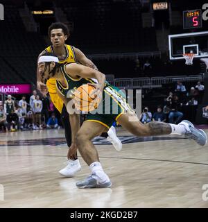 Kansas City, Missouri, États-Unis. 22nd novembre 2022. San Francisco Dons Guard Marcus Williams #55 (f) plonge bas pour un transfert de balle contre San Francisco Dons Guard Craig porter, Jr #3 (Credit image: © Serena S.Y. Fil de presse HSU/ZUMA) Banque D'Images