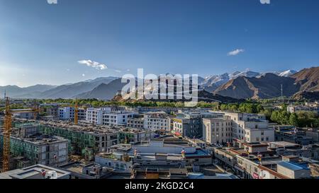 L'ancien palais du Potala sur une colline des bâtiments de Lhassa, Tibet, Chine Banque D'Images