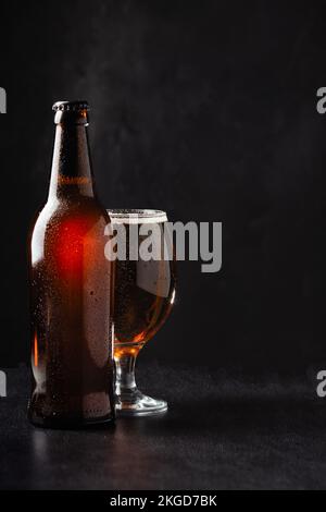 boissons alcoolisées, bière avec mousse isolée sur fond noir. Photo de haute qualité Banque D'Images