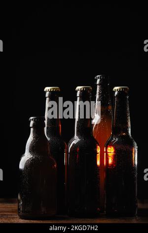 boissons alcoolisées, bière avec mousse isolée sur fond noir. Photo de haute qualité Banque D'Images