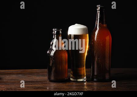 boissons alcoolisées, bière avec mousse isolée sur fond noir. Photo de haute qualité Banque D'Images