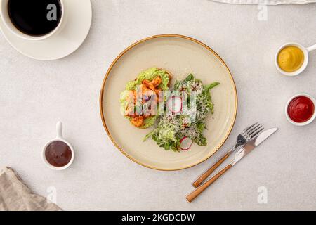 Portion de pain grillé à l'avocat avec crevettes et salade Banque D'Images