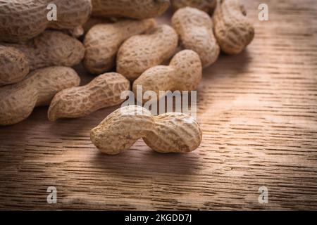 grosses piles d'arachides sur bois de la nourriture et le concept de boisson Banque D'Images