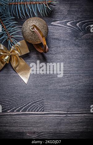 Noël noeud pin branche boule sur bois de planche concept de vacances. Banque D'Images