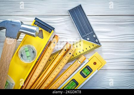 Marteau à griffe en bois mètre niveau de construction carré ruléron tableau blanc. Banque D'Images