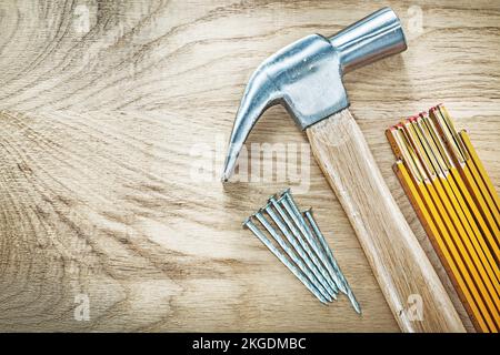 Marteau à griffe en bois pour la construction de mètres clous sur bois pour la construction de panneaux. Banque D'Images
