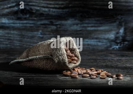 grains de café dispersés dans le sac Banque D'Images