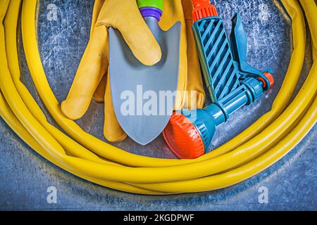 Composition des outils de jardinage sur fond métallique rayé concept agricole. Banque D'Images