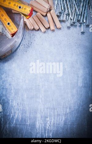 Copier l'espace du marteau à griffes construction de compteur en bois clous et chevilles sur le fond métallique rayé concept d'entretien. Banque D'Images