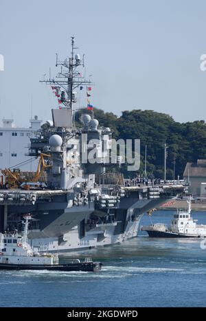 Préfecture de Kanagawa, Japon - 21 octobre 2007 : USS Kitty Hawk de la marine des États-Unis (CV-63), porte-avions de la classe Kitty Hawk. Banque D'Images