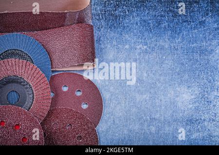 Disques à meuler en papier verre roues à lamelles abrasives sur fond métallique. Banque D'Images