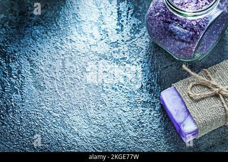 Pot de savon fait à la main de sel de mer aromatique sur fond noir concept de soins de santé. Banque D'Images
