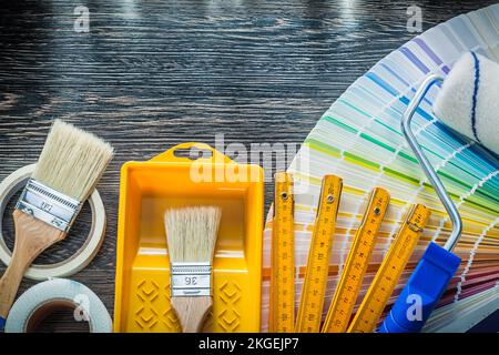 Pinceaux plateau à rouleaux couleur ventilateur Pantone ruban adhésif compteur de bois. Banque D'Images