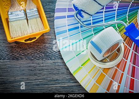 outils de peinture sur panneau en bois noir. Banque D'Images