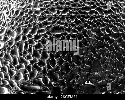 Verre avec gouttes de pluie sur fond sombre. Texture humide abstraite avec bulles sur la surface du verre de fenêtre. Gouttes d'eau pure et réaliste, gouttes de pluie conde Banque D'Images